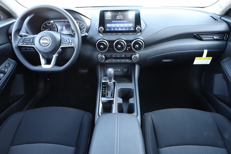 Nissan Sentra Vehicle Full-screen Gallery Image 22