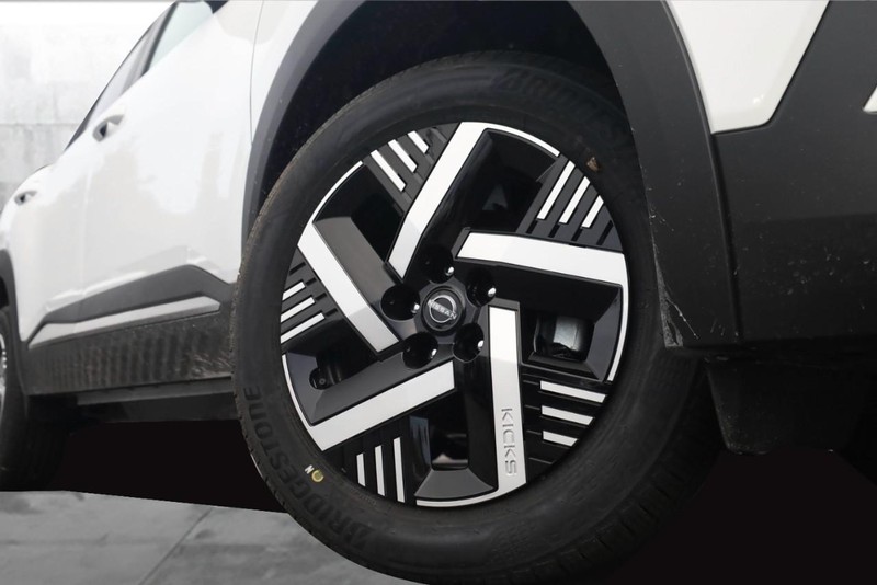 Nissan Kicks Vehicle Full-screen Gallery Image 3