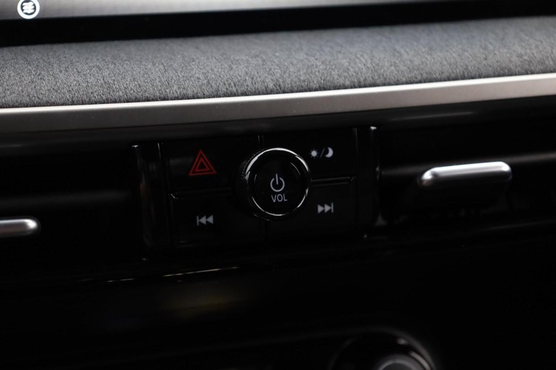 Nissan Kicks Vehicle Full-screen Gallery Image 13