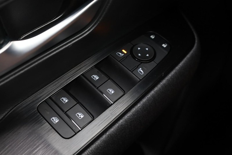 Nissan Kicks Vehicle Full-screen Gallery Image 18