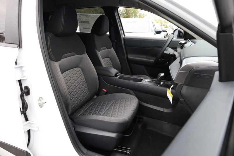 Nissan Kicks Vehicle Full-screen Gallery Image 24