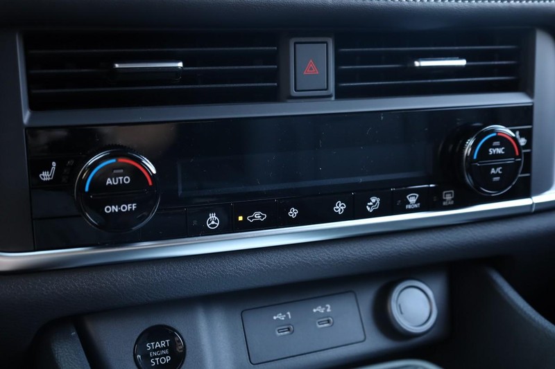 Nissan Rogue Vehicle Full-screen Gallery Image 15