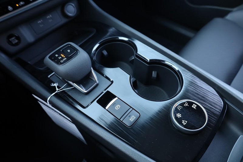 Nissan Rogue Vehicle Full-screen Gallery Image 17