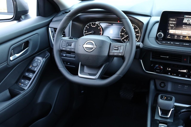 Nissan Rogue Vehicle Full-screen Gallery Image 25