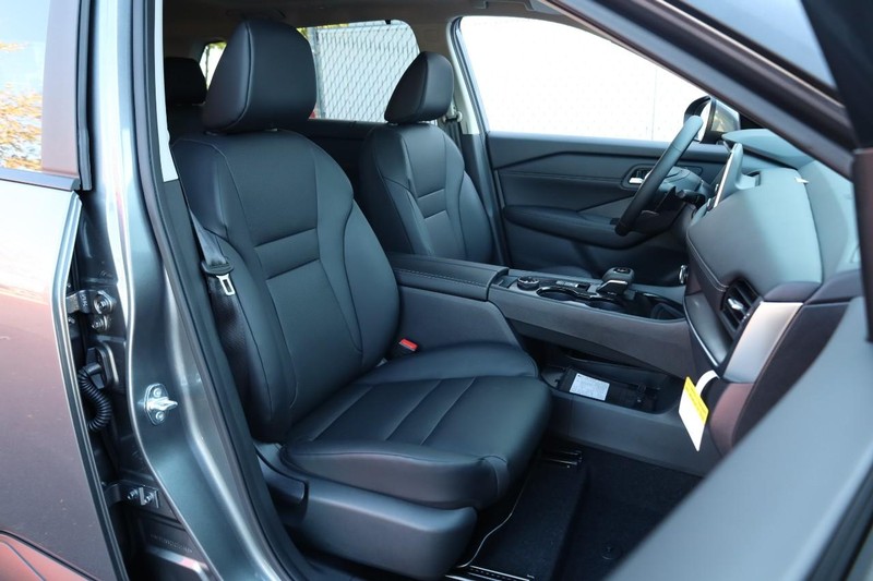 Nissan Rogue Vehicle Full-screen Gallery Image 26