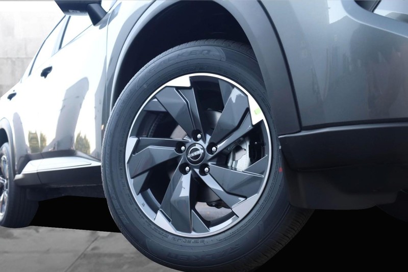 Nissan Rogue Vehicle Full-screen Gallery Image 3