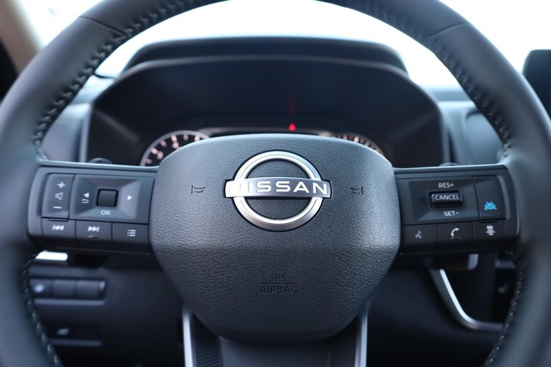 Nissan Rogue Vehicle Full-screen Gallery Image 11