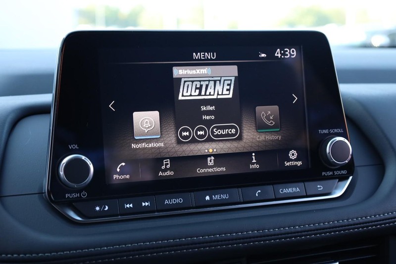 Nissan Rogue Vehicle Full-screen Gallery Image 13