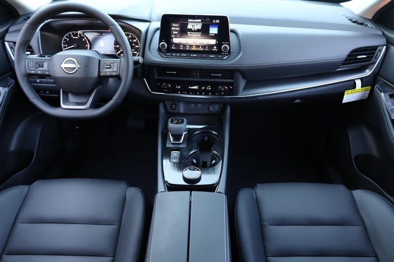 Nissan Rogue Vehicle Full-screen Gallery Image 24