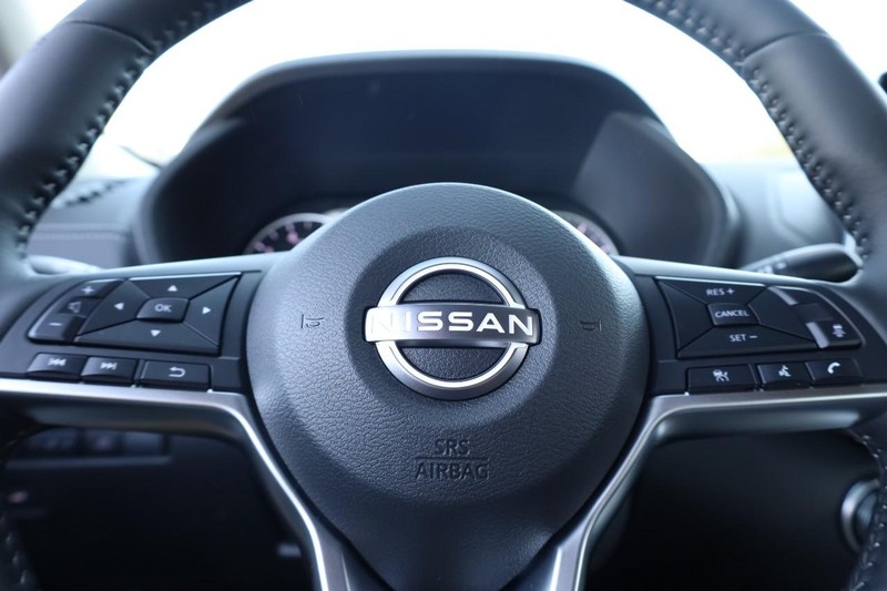 Nissan Sentra Vehicle Full-screen Gallery Image 9