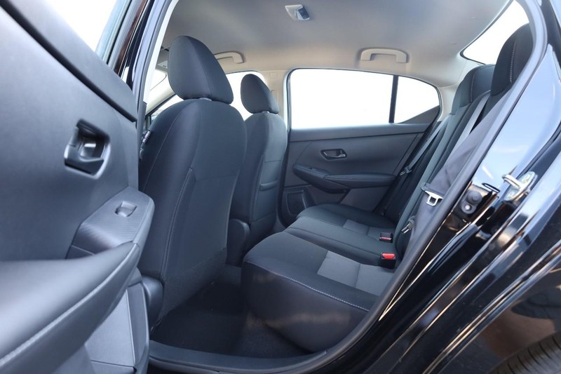 Nissan Sentra Vehicle Full-screen Gallery Image 19