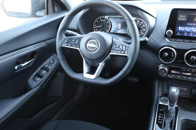 Nissan Sentra Vehicle Full-screen Gallery Image 22
