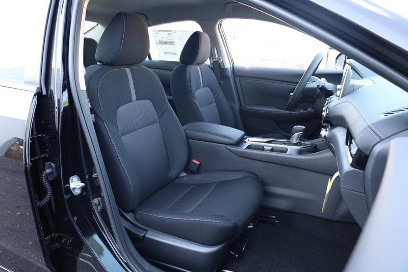 Nissan Sentra Vehicle Full-screen Gallery Image 23