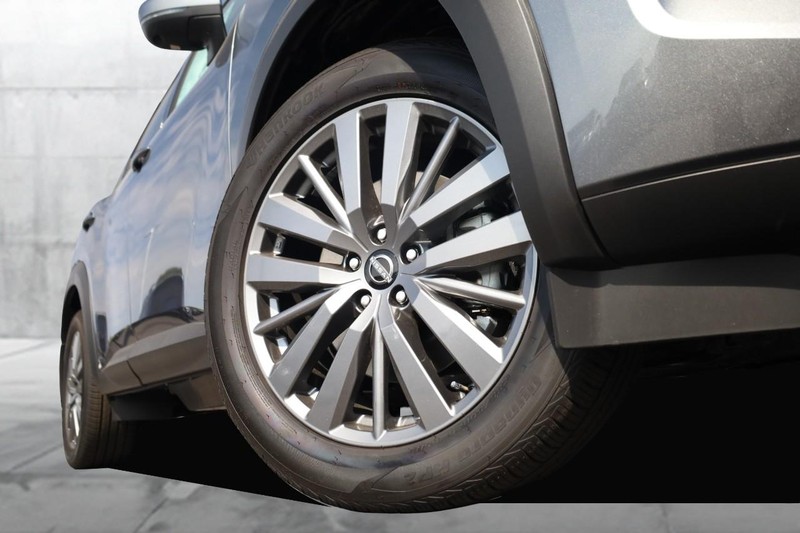 Nissan Pathfinder Vehicle Full-screen Gallery Image 3