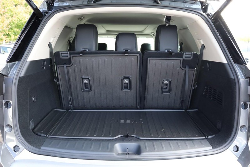 Nissan Pathfinder Vehicle Full-screen Gallery Image 7