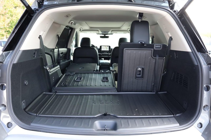 Nissan Pathfinder Vehicle Full-screen Gallery Image 8