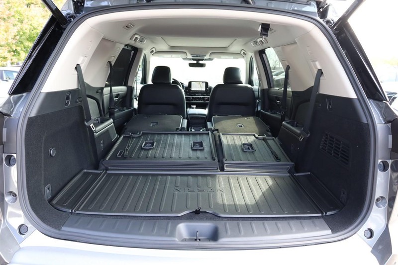 Nissan Pathfinder Vehicle Full-screen Gallery Image 9