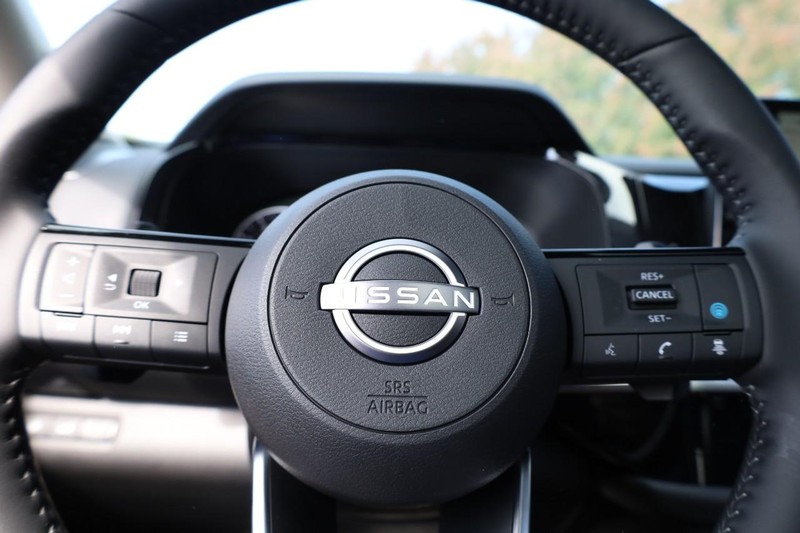 Nissan Pathfinder Vehicle Full-screen Gallery Image 13