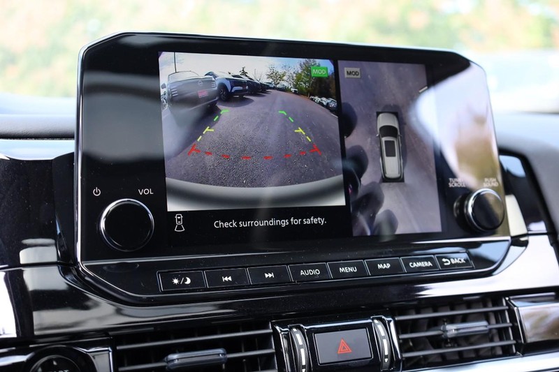 Nissan Pathfinder Vehicle Full-screen Gallery Image 17