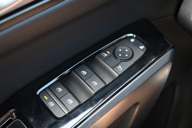 Nissan Pathfinder Vehicle Full-screen Gallery Image 22