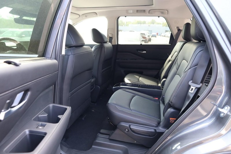 Nissan Pathfinder Vehicle Full-screen Gallery Image 25
