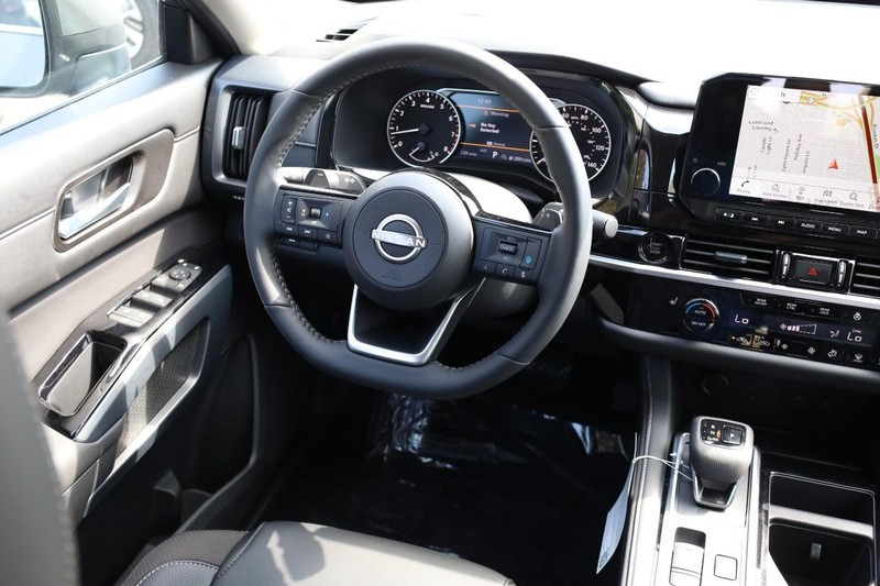 Nissan Pathfinder Vehicle Full-screen Gallery Image 28