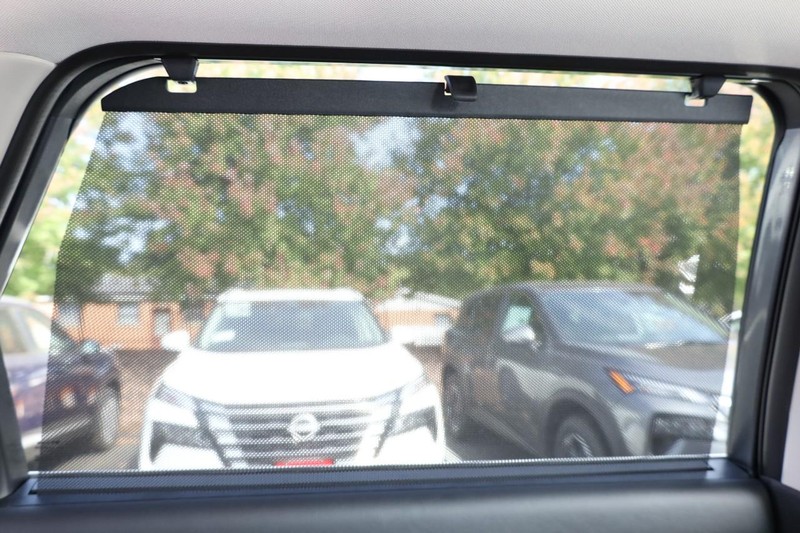 Nissan Pathfinder Vehicle Full-screen Gallery Image 29