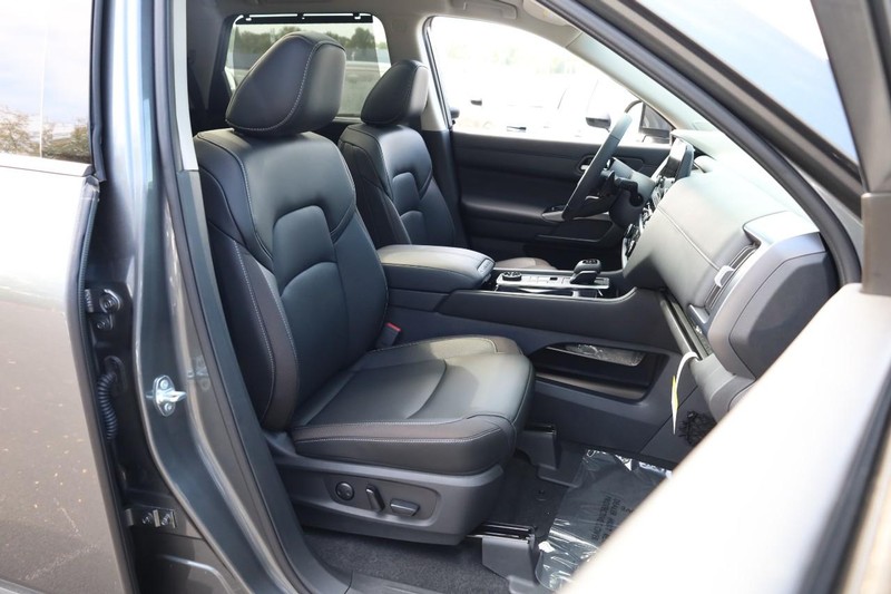 Nissan Pathfinder Vehicle Full-screen Gallery Image 31