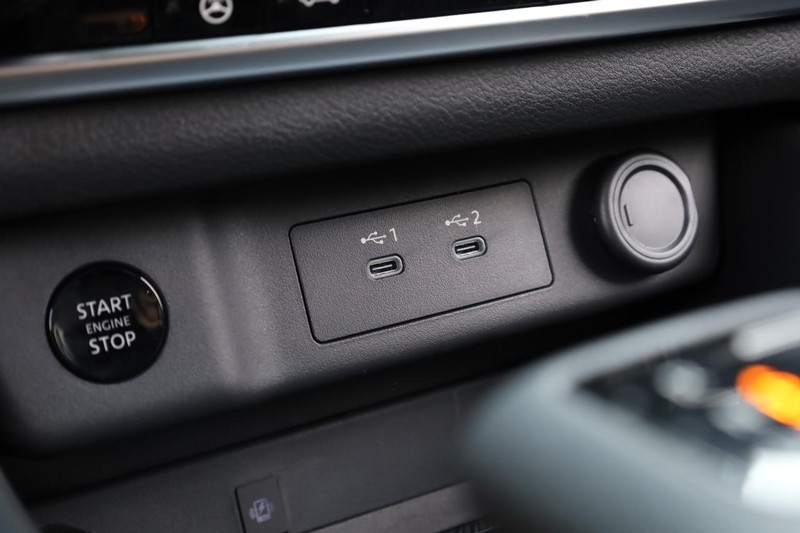 Nissan Rogue Vehicle Image 14