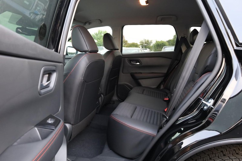 Nissan Rogue Vehicle Image 21