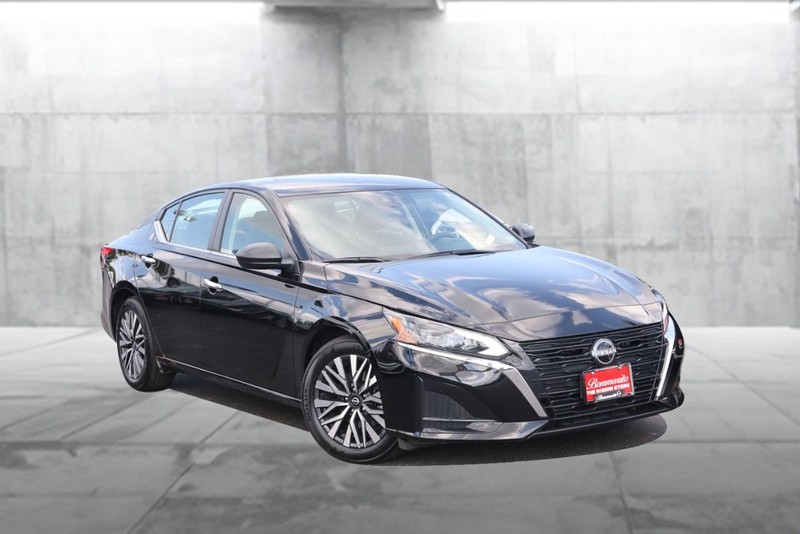 Nissan Altima Vehicle Full-screen Gallery Image 02