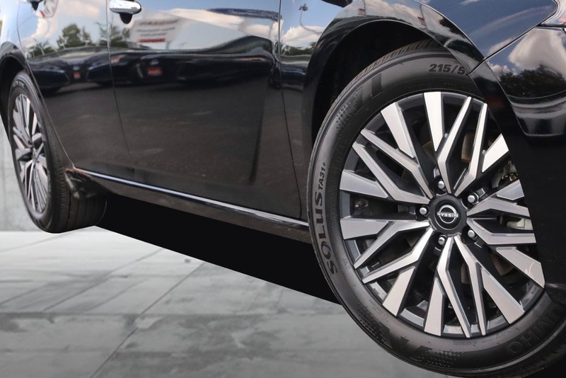 Nissan Altima Vehicle Full-screen Gallery Image 03