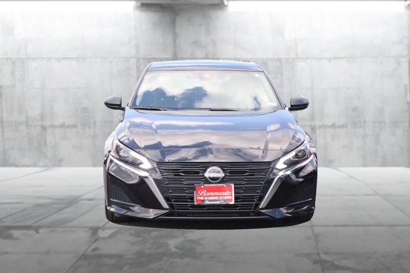 Nissan Altima Vehicle Full-screen Gallery Image 04