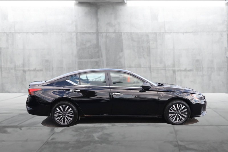 Nissan Altima Vehicle Full-screen Gallery Image 05