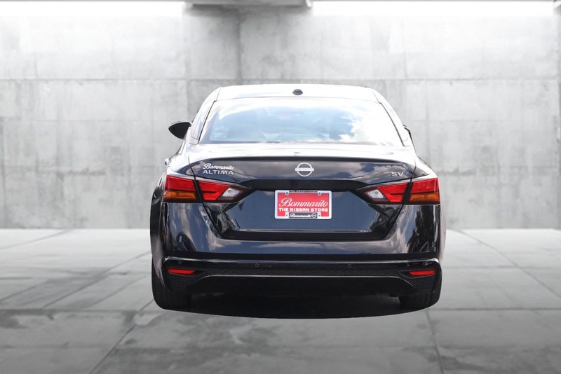 Nissan Altima Vehicle Full-screen Gallery Image 06