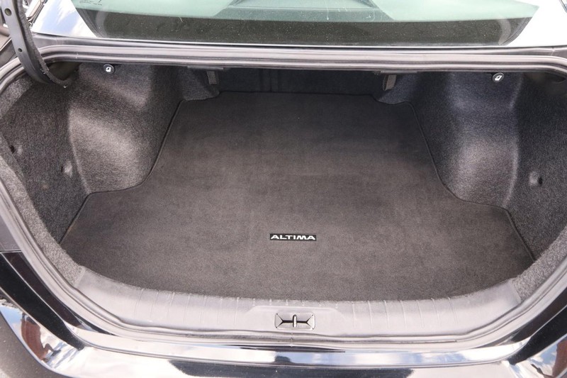 Nissan Altima Vehicle Full-screen Gallery Image 07