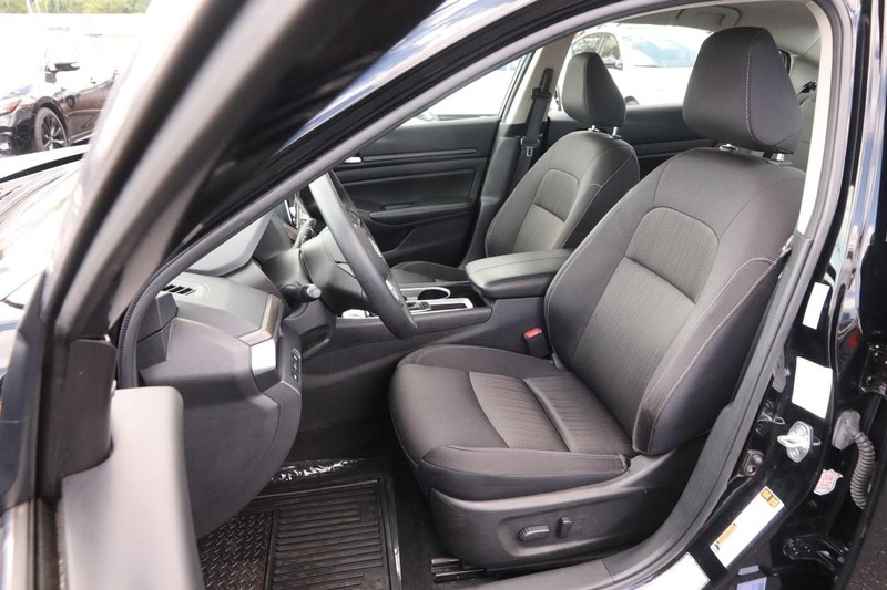 Nissan Altima Vehicle Full-screen Gallery Image 08