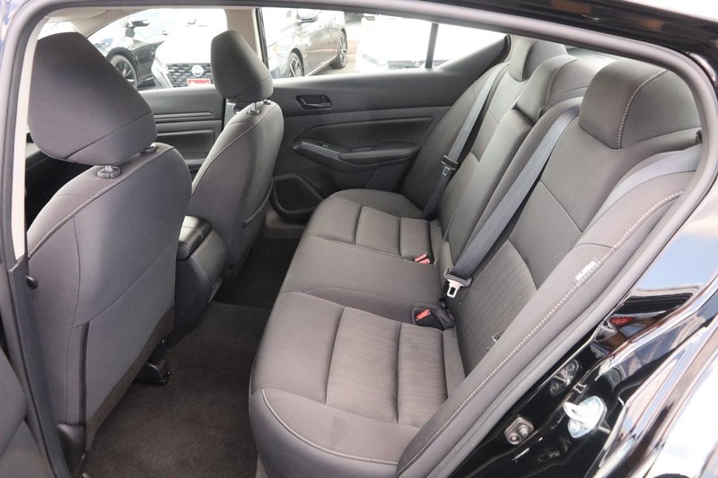 Nissan Altima Vehicle Full-screen Gallery Image 09