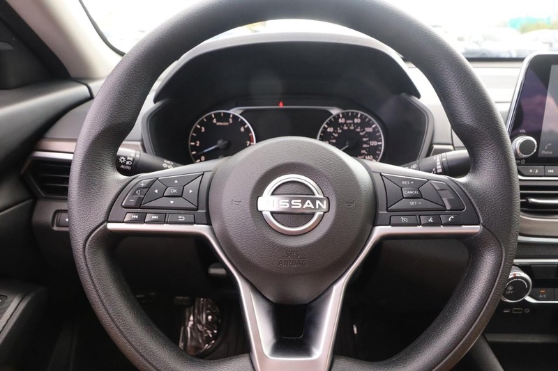 Nissan Altima Vehicle Full-screen Gallery Image 10