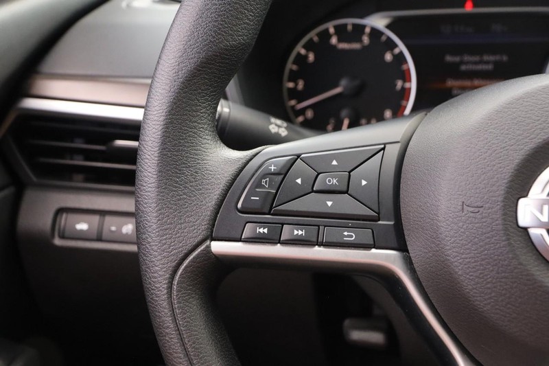 Nissan Altima Vehicle Full-screen Gallery Image 11