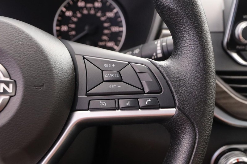 Nissan Altima Vehicle Full-screen Gallery Image 12