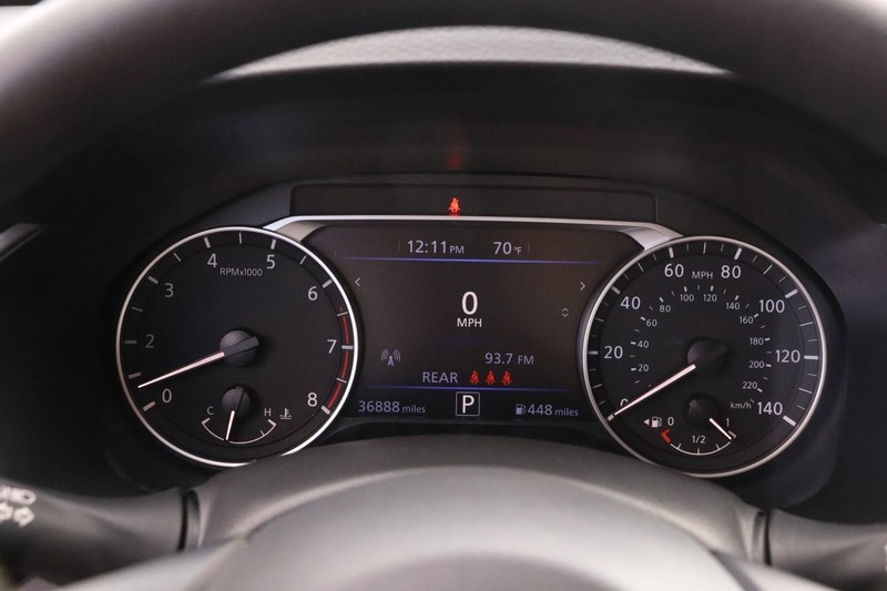 Nissan Altima Vehicle Full-screen Gallery Image 13