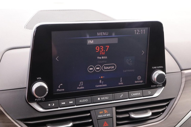 Nissan Altima Vehicle Full-screen Gallery Image 15