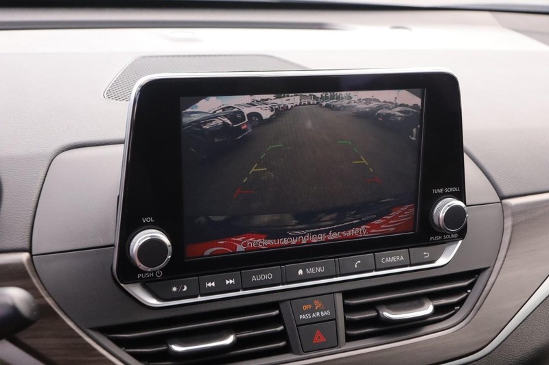 Nissan Altima Vehicle Full-screen Gallery Image 16