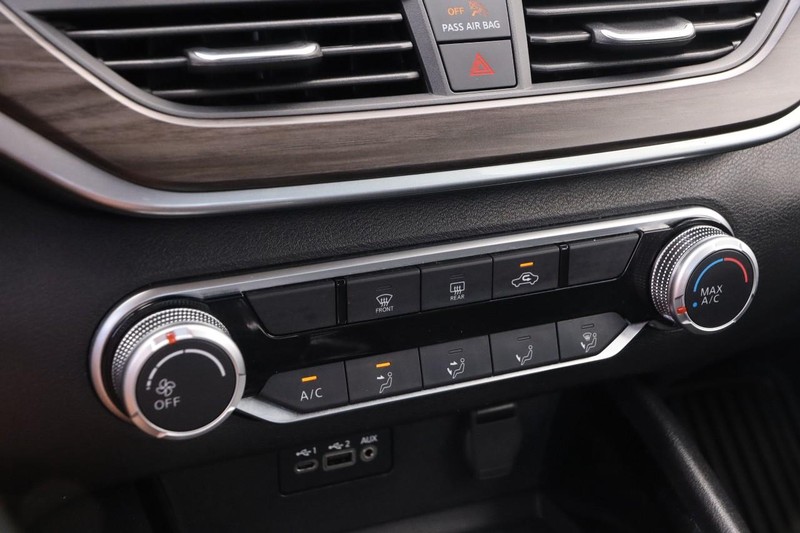 Nissan Altima Vehicle Full-screen Gallery Image 17