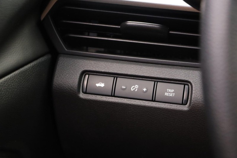 Nissan Altima Vehicle Full-screen Gallery Image 18