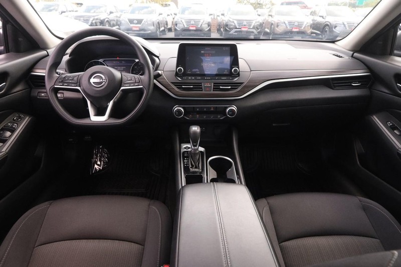 Nissan Altima Vehicle Full-screen Gallery Image 19