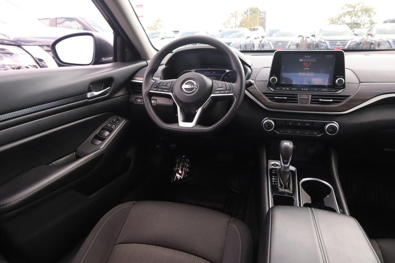 Nissan Altima Vehicle Full-screen Gallery Image 20