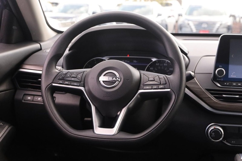 Nissan Altima Vehicle Full-screen Gallery Image 21