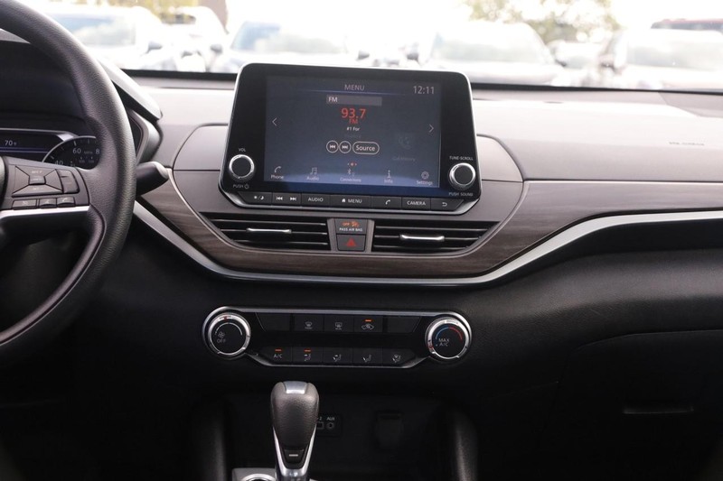 Nissan Altima Vehicle Full-screen Gallery Image 22